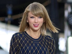 Taylor Swift Shakes Up Times Square!